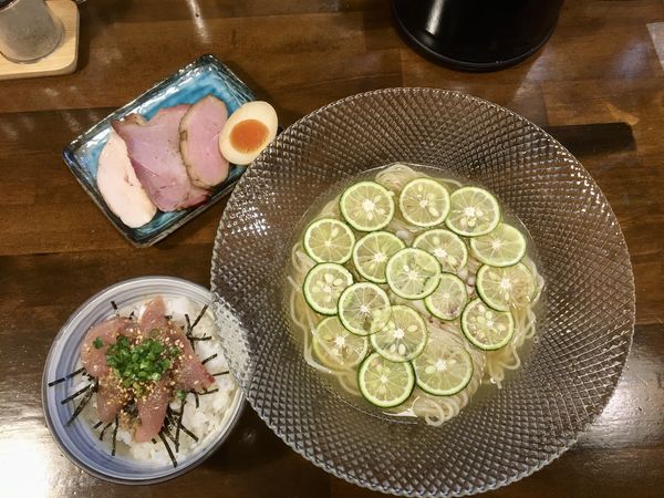「にぼすだち冷やしらぁめん 1200円+気まぐれ丼　300円」@CLAM＆BONITO貝節麺RAIKの写真