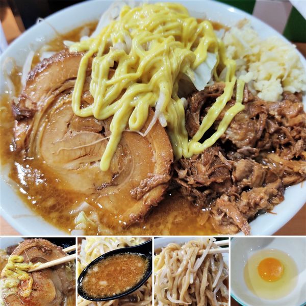 「みそらーめん＋生卵＋ほぐし肉＝970円」@らーめん忍者の写真