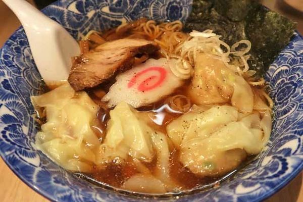 「ワンタン麺　700円」@肉厚わんたん麺と手作り焼売 ら麺亭 浅草支店の写真