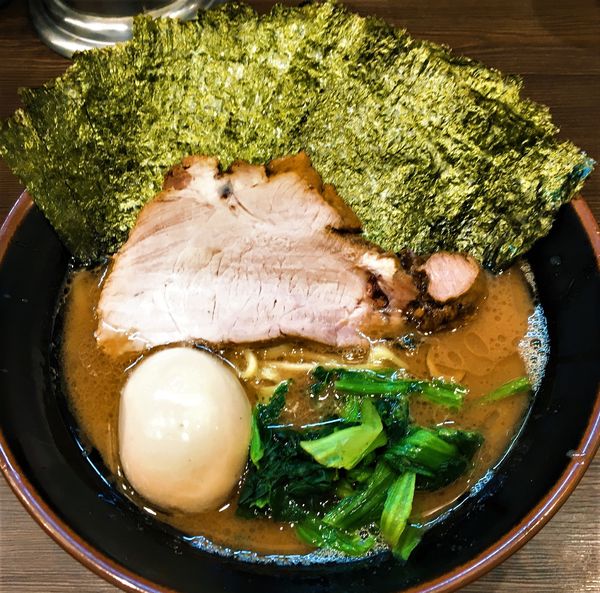 「のり半熟味玉ラーメン全部普通＋ライス(食べ放題)」@横浜家系らーめん 武道家の写真