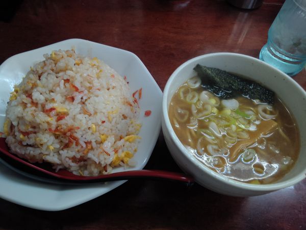 「ランチA　７００円（桜えびチャーハン、半ラーメン）」@まぐろラーメン 大門の写真