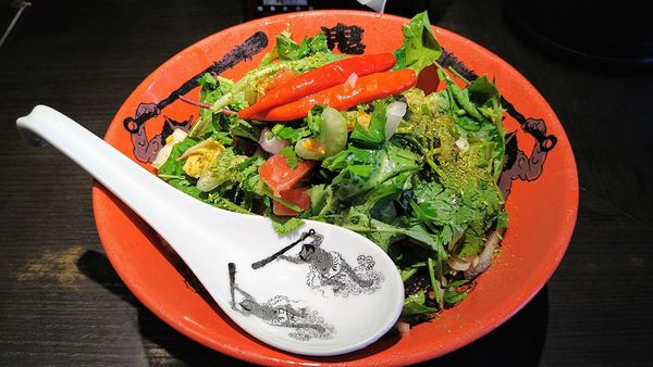 「【期間限定】ハーブとシーフードの冷燻まぜそば」@カラシビ味噌らー麺・つけ麺 神田本店の写真