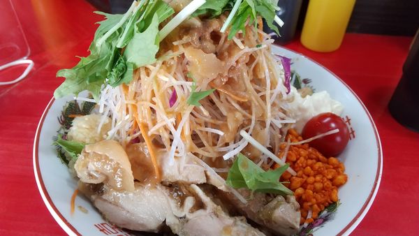 「冷やし中華ミニ（限定920円、全マシ）＋ウズラ」@鷹の目 川口店の写真