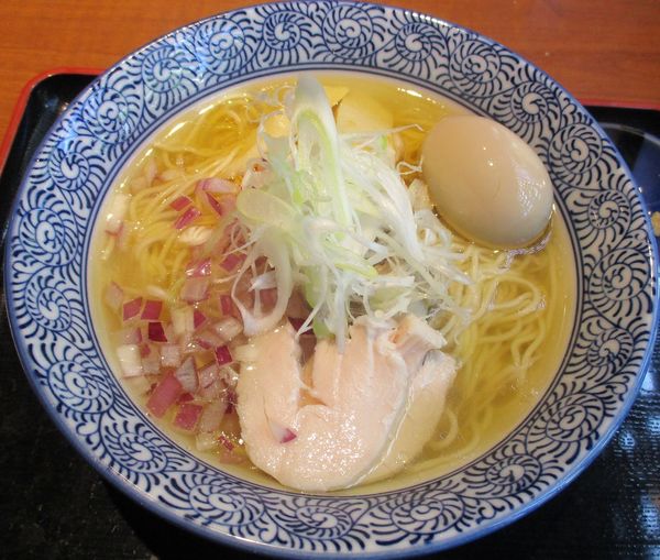 「塩らぁ麺＋サービス味玉　850円」@大衆IZAKAYA エイト 大崎店の写真