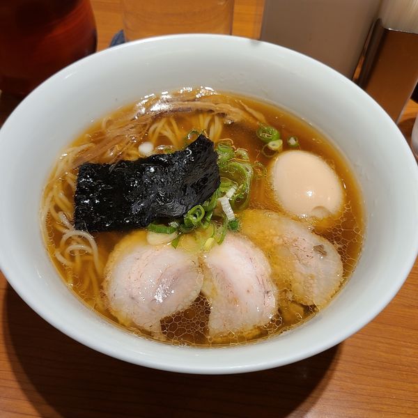 「名古屋コーチン玉子入り醤油らぁ麺¥1250」@支那そばや 東京ラーメンストリート店の写真