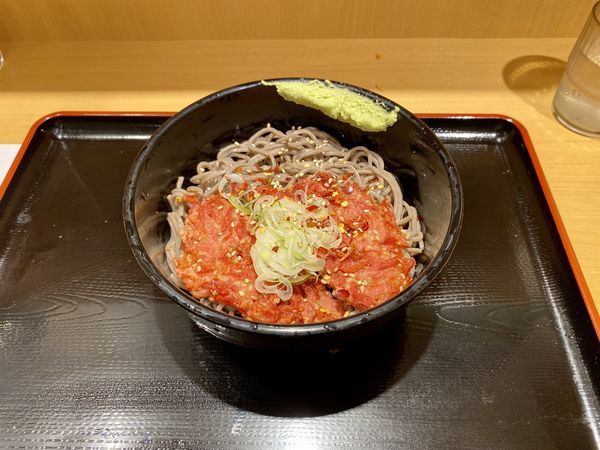 「冷やし紅生姜天そば390円」@よもだそば 新宿西口店の写真