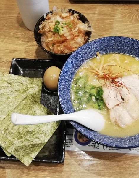 「特製鶏そばぶっかけ飯セット、味玉、チャーシュー、海苔、替玉」@らーめん専門店 小川 高幡不動店の写真