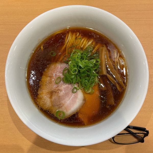 「醤油らぁ麺」@らぁ麺 すぎ本の写真