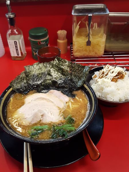 「ラーメン+バラ2枚+大ライス」@IEKEI_TOKYO 王道家直系の写真