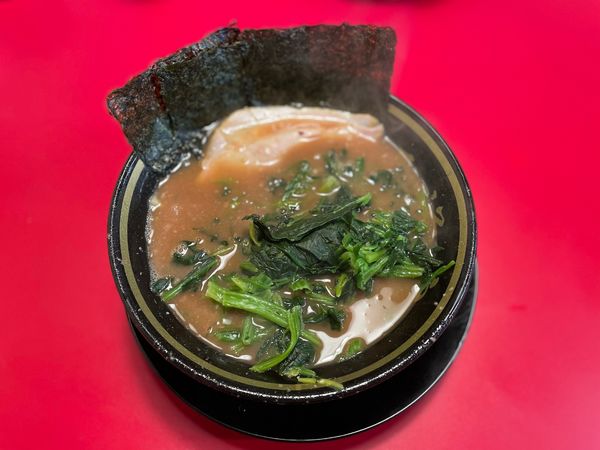 「ラーメン　油少なめ　半麺　サービス青菜　700」@IEKEI_TOKYO 王道家直系の写真