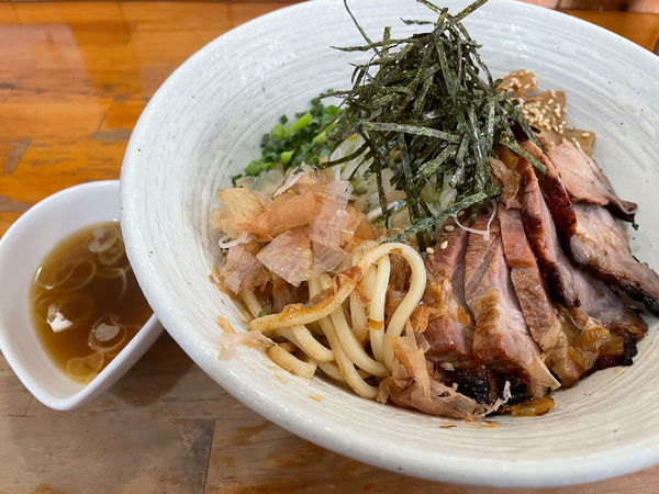 「【期間限定】冷やし焼豚魚介まぜそば1000円」@麺屋 むじゃきの写真