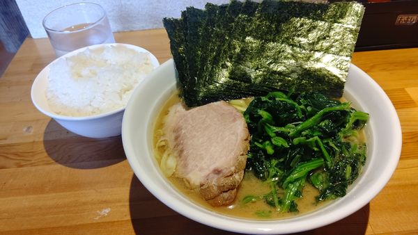 「ノリラーメン７９０円&ホウレン草１００円」@横浜家系ラーメン おか家の写真