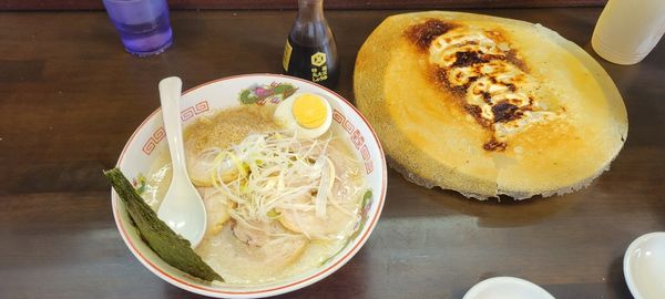 「とんこつチャーシュー塩＋バリバリせんべい餃子」@岡ちゃんラーメンの写真