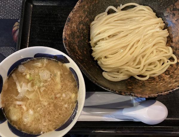 「粗挽きワンタンつけ麺（1010円）」@三ツ矢堂製麺 深谷花園店の写真