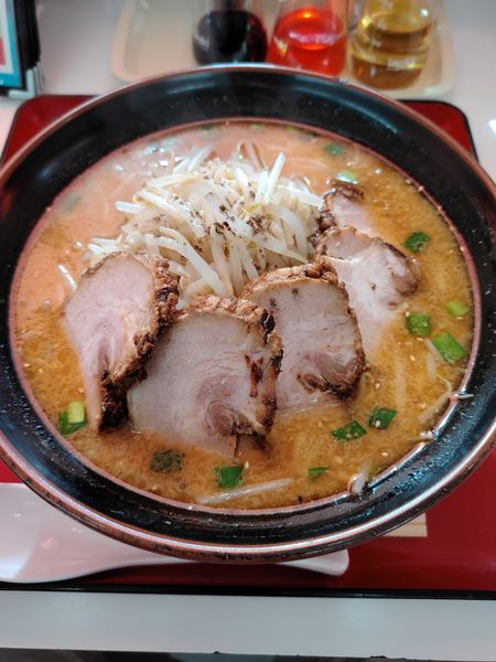 「味噌チャーシュー(5枚)大盛、もやし増量」@くるまやラーメン 和光店の写真
