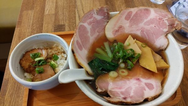 「特製チャーシュー麺（醤油）+チャーシュー丼」@らーめんshigetomiの写真
