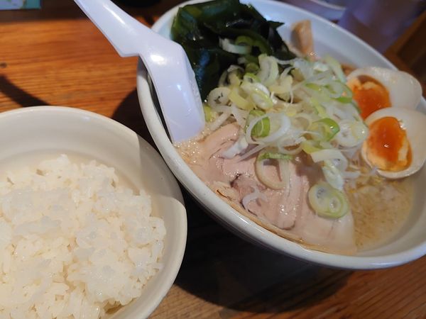 「しょうゆ玉子ラーメン＋わかめ」@こってりらーめん せきやけの写真