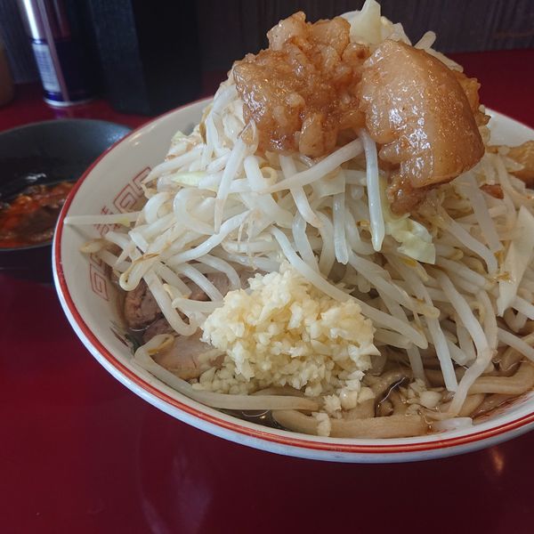 「ラーメン900円(ニンニクヤサイアブラ)カバヤキI100円」@ジラフの写真