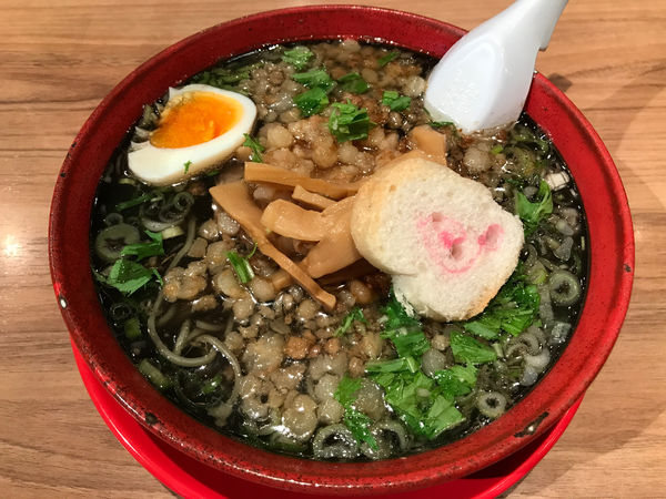 「背脂ラーメン イカ墨　880円」@函館麺厨房あじさい 新千歳空港店の写真