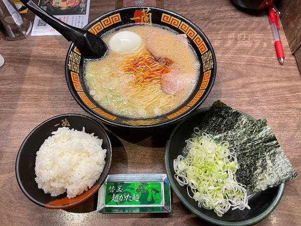 「ラーメン、半熟たまご、のり、ねぎ、ごはん、替玉」@一蘭 太宰府店の写真