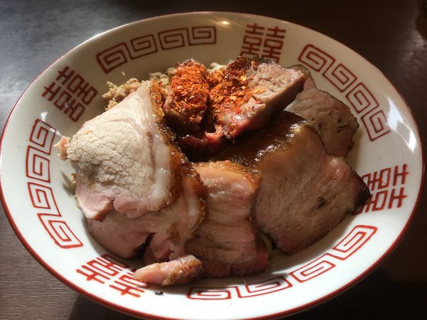 「炭火香るまぜそば」@自家製麺と自然派食材 晴耕雨読の写真