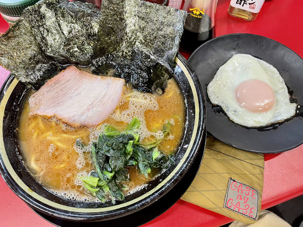 「ラーメン＋目玉焼き」@IEKEI_TOKYO 王道家直系の写真
