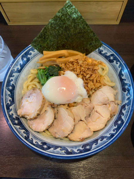 「鶏塩油そば ※温玉、鶏チャーシュートッピング」@蝙蝠の写真