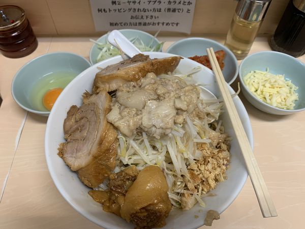 「汁なし(アブラ、カラメ)+ネギ+生卵+キムチ+チーズ」@自家製ラーメン 大者の写真