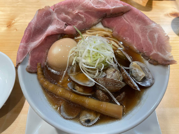 「あさりラーメン(卵、チャーシュー1枚トッピング)」@くそオヤジ最後のひとふり 天満店の写真