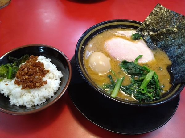 「醤油豚骨ラーメン(¥730)＋味玉(¥80)＋飯小(¥90)」@家系ラーメン 王道 いしいの写真