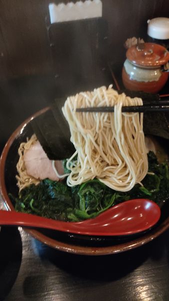 「ラーメン大盛　ほうれんそう　味玉　海苔（駐車券サービス）」@横浜家系ラーメン 思道の写真