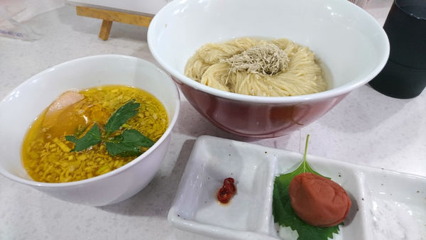 「【昼】限定：紀州南高梅をつぶしながら食べる昆布水塩つけ麺」@ラーメン星印の写真