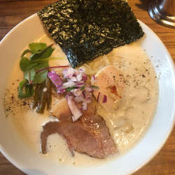 鶏豚出汁らーめん　850円　大盛100円