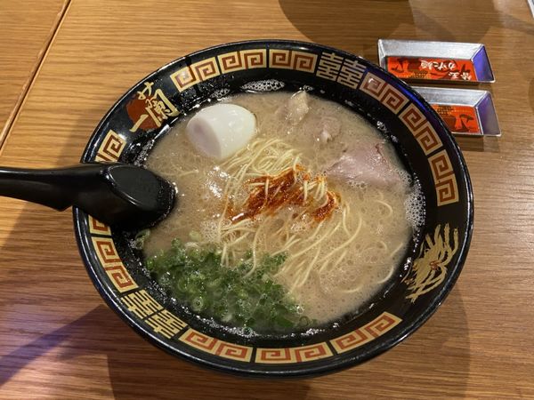 「ラーメン＋替玉　半熟塩ゆでたまご」@一蘭 浅草店の写真