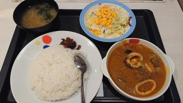 「海鮮ごろごろシーフードカレー彩り生野菜セット　９５０円　※」@松屋 秋葉原店の写真