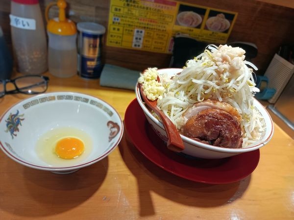 「ラーメン小　生玉子　野菜マシ・アブラマシ」@ラーメン豚彦 本店の写真