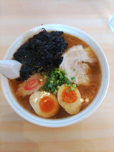 「高島らーめん(魚介、煮玉子) ﾒﾝﾏ抜き」@らーめん 高島の写真