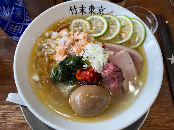 「冷たいヤシオマスの塩そば」@竹末東京プレミアムの写真