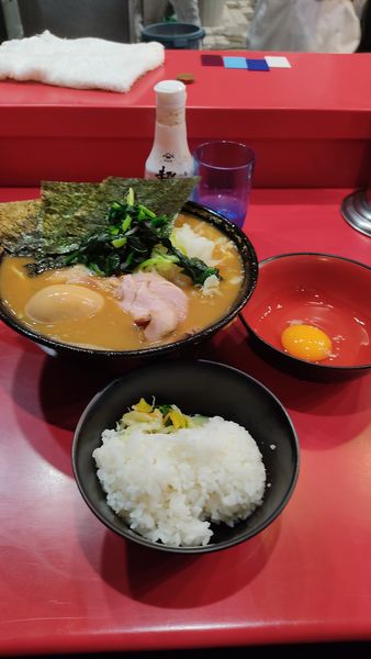 「ラーメン　キャベツ　味玉　ライス　生卵」@家系総本山 ラーメン吉村家の写真