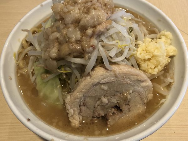 「ラーメン(麺普通背脂ニンニク野菜増し)」@ラーメン 豚二郎の写真