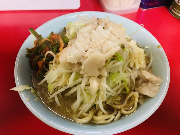 「小ラーメンぶた2枚入り＋ピリ辛ニラだれ」@ラーメン二郎 中山駅前店の写真
