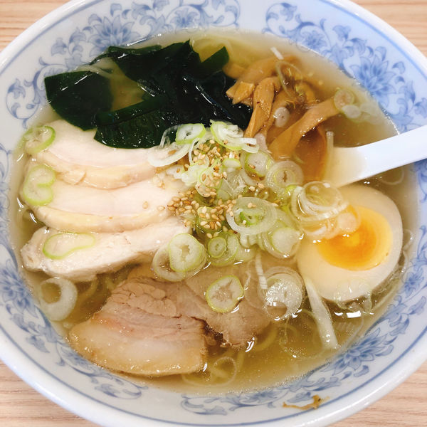 「鶏塩ラーメン（0.5玉）570円」@ぎょうざの満洲 おおたモール店の写真