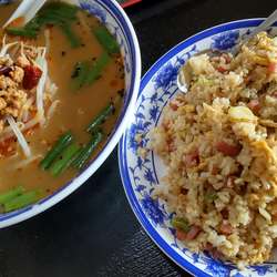 台湾味噌ラーメン+ニンニクチャーハン734円平日ランチ