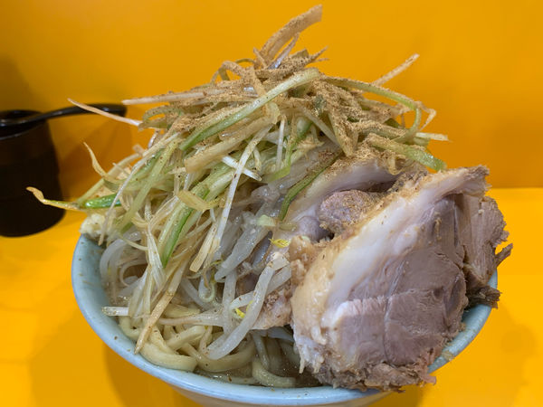 「小ブタラーメン　ニンニクアブラ　ねぎ　和風BB」@ラーメン二郎 八王子野猿街道店2の写真