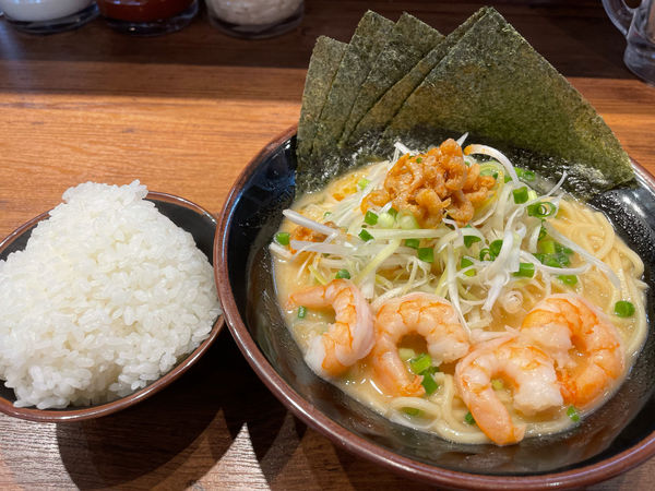 「海老豚骨ラーメン890円、ご飯120円、海苔100円」@横浜家系ラーメン たくみ家 水戸見和店の写真