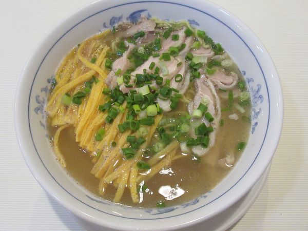 「鶏肉と青ネギの塩ラーメン（825円）」@新中華 立川店の写真