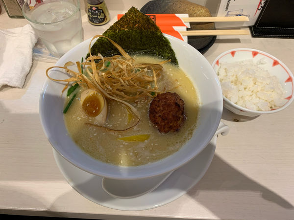 「鶏白湯ラーメン950円ランチ時ご飯無料」@鶏麺の写真