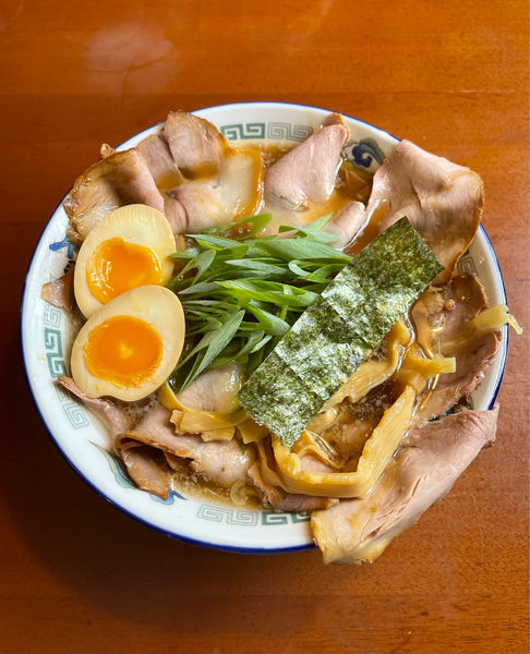 「蔵出し醤油チャーシュー麺+味玉（1250円）」@新在家ラーメン もんどの写真