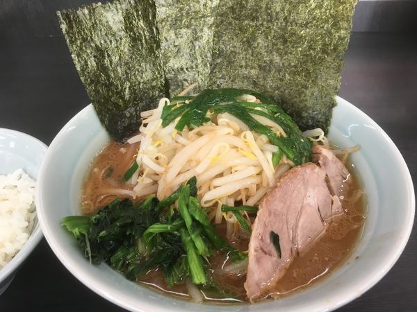 「にらもやしラーメン 並＋ライス」@横浜ラーメン 武蔵家 東名川崎店の写真