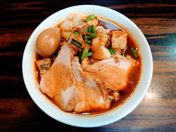 「限定 ブチャラティ+吊し焼豚もも肉」@中華そば 梟の写真